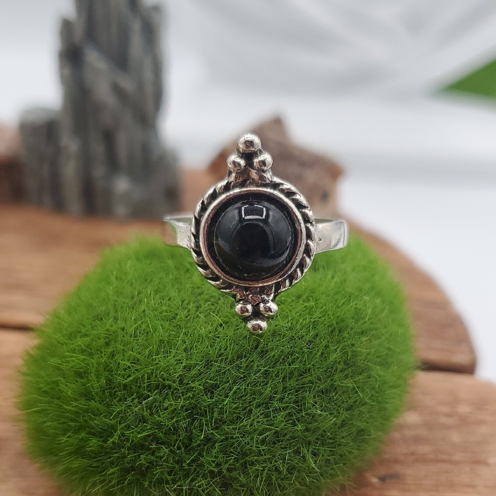 Victorian Elegant Silver and Black Ring Size 8 R809